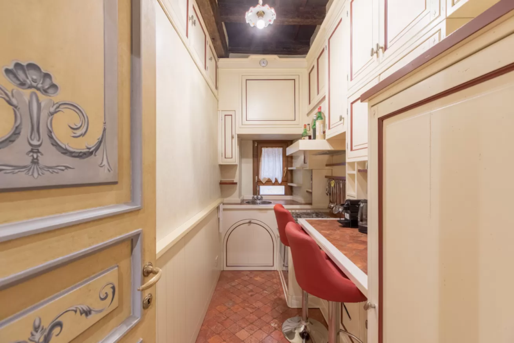L'appartamento è dptato di una cucina attrezzata e due bagni 